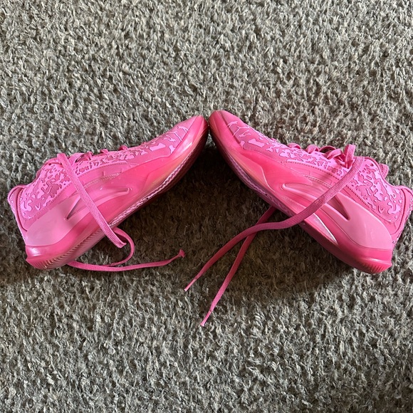 Used Jordan Zion 3 “Pink Lotus” size 6. - Picture 3 of 6